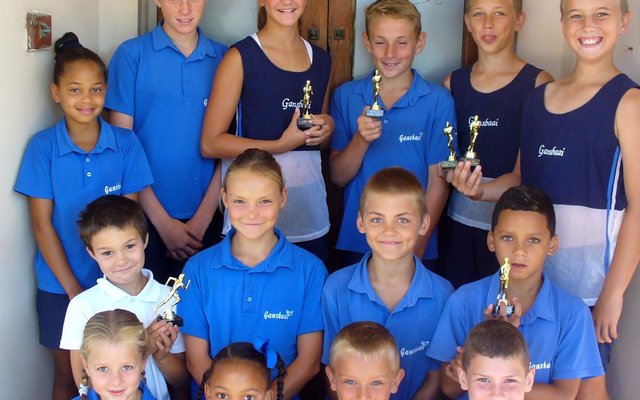 Ouderdomswenners Voor v.l.n.r.: Miela du Toit o/7; Joy Hans o/8; Stefan Stieger o/8; Luke du Plessis o/7. Middel v.l.n.r.: Joani-Lee Vos o/9; Nel Stieger o/10; Ralph Smit o/10; Zayd Tayob o/9. Agter v.l.n.r.: GenÃ© Cornelius o/11; Nadia Pieterse o/12; Caitlyn Otto o/13; Adrian Hage o/13;  AJ Bosch o/12; Daniel Hanekom o/11.